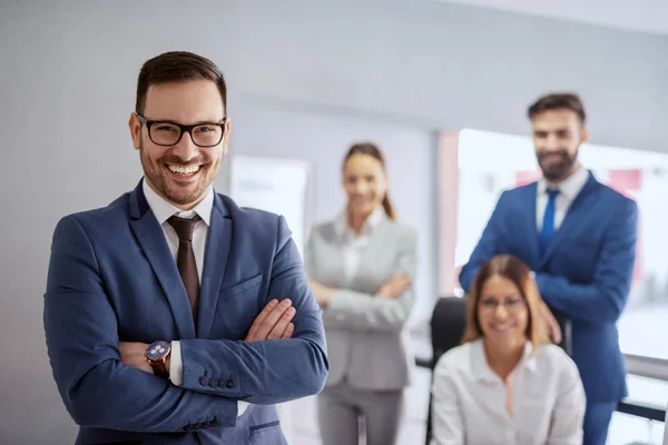 Sonriente Exitoso Hombre Negocios Caucásico Ropa Formal Con Los Brazos — Foto de Stock