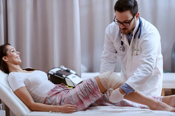 Giovane Attraente Medico Caucasico Uniforme Bianca Con Occhiali Stetoscopio Intorno — Foto Stock