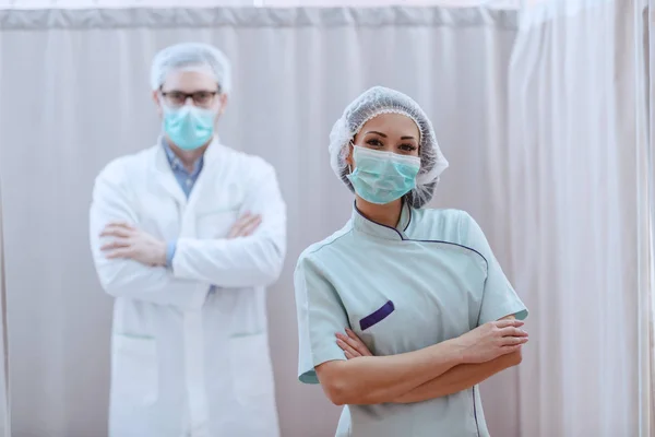 Portrait Jeune Infirmière Blanche Amicale Uniforme Avec Masque Filet Cheveux — Photo