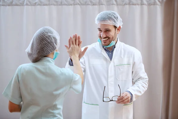 Усміхнений Кавказький Лікар Дає Високі Ять Після Успішної Операції — стокове фото