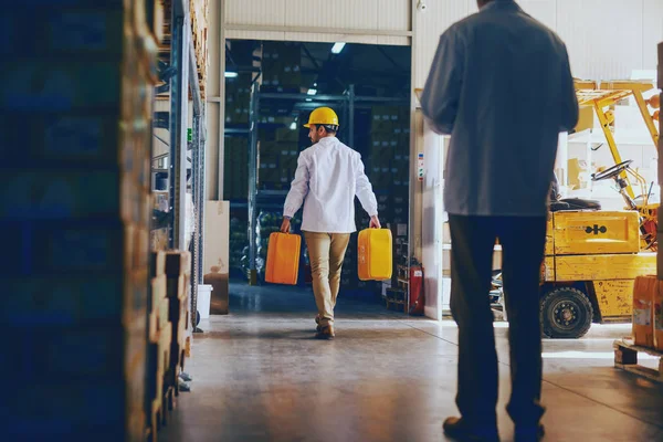 Joven Empleado Caucásico Vestido Con Uniforme Blanco Con Casco Protector — Foto de Stock