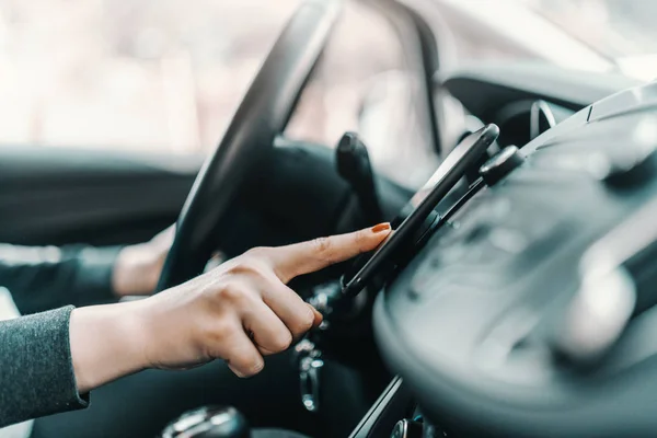 Close Van Jonge Kaukasische Vrouw Rijden Auto Met Één Hand — Stockfoto