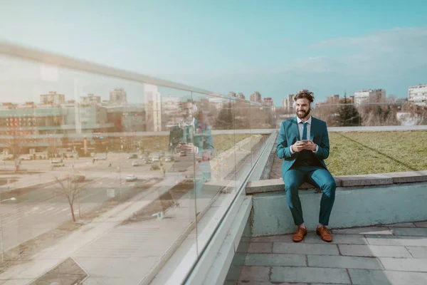 Unga Leende Vit Krage Arbetare Blå Kostym Sitter Taket Med — Stockfoto