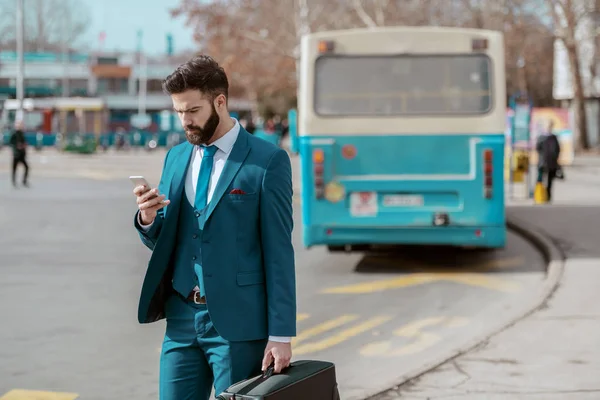 Νεαρός Ελκυστικός Σοβαρός Επιχειρηματίας Κοστούμι Στέκεται Στο Πάρκινγκ Τις Αποσκευές — Φωτογραφία Αρχείου