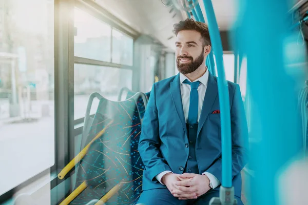 Joven Hombre Negocios Atractivo Sonriente Traje Azul Sentado Autobús Público — Foto de Stock