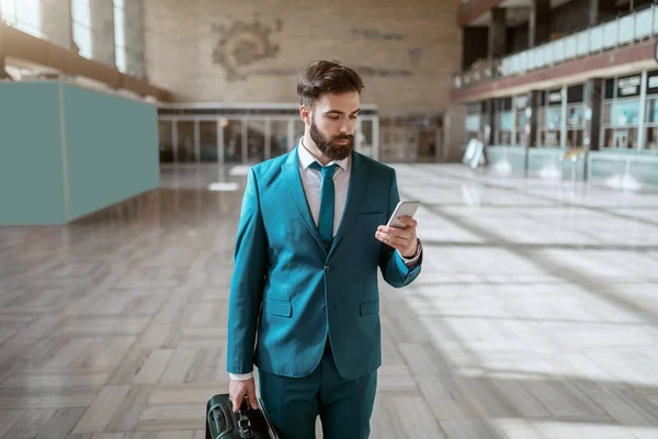 Νεαρός Ελκυστικός Γενειοφόρος Σοβαρός Επιχειρηματίας Μπλε Κοστούμι Που Μεταφέρει Αποσκευές — Φωτογραφία Αρχείου