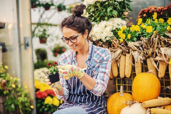 Hermosa Florista Caucásica Sonriente Delantal Guantes Jardinería Sentada Frente Invernadero — Foto de Stock