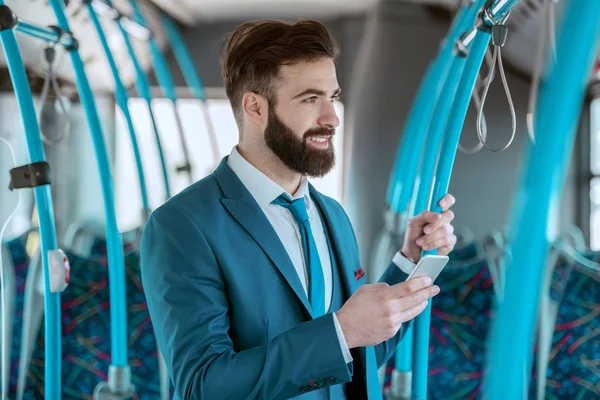 Joven Atractivo Hombre Negocios Sonriente Traje Azul Pie Transporte Público — Foto de Stock