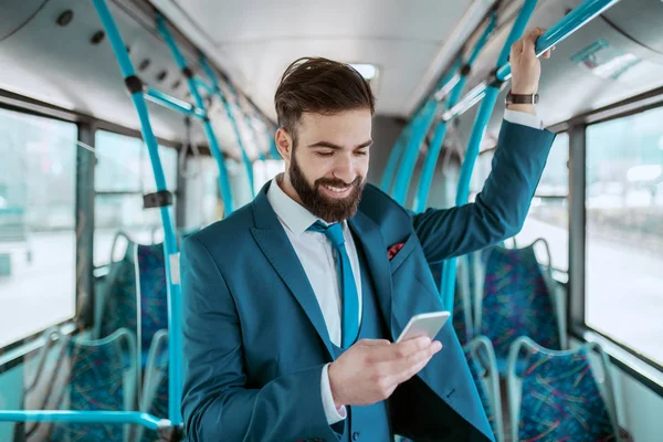 Ung Attraktiv Forretningsmann Blå Dress Som Står Kollektivtransport Bruker Smarttelefon – stockfoto