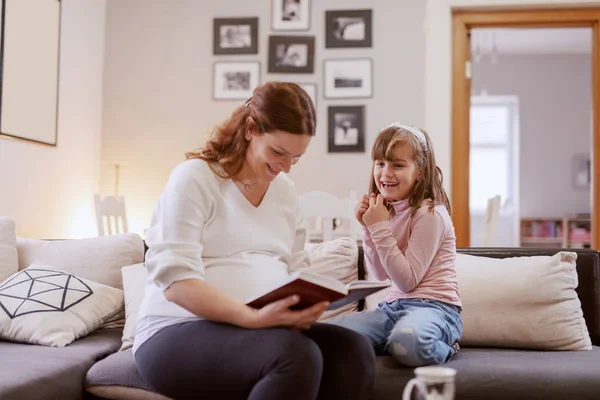 Hermosa Madre Embarazada Feliz Leyendo Encantadora Hija Cuento Hadas Salón — Foto de Stock