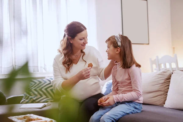 Bela Mãe Feliz Comer Biscoitos Com Sua Filha Amorosa Sala — Fotografia de Stock
