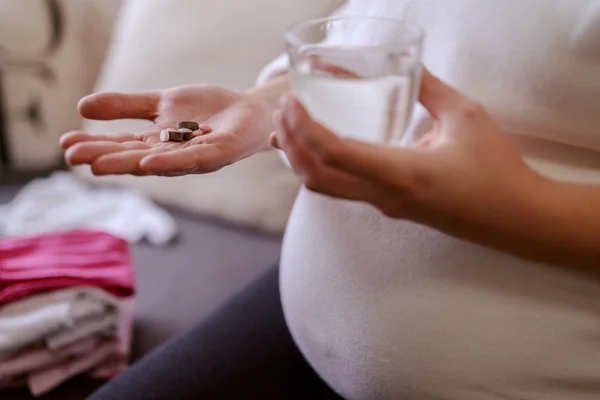 Primer Plano Mujer Embarazada Sosteniendo Vitaminas Una Mano Vaso Agua — Foto de Stock