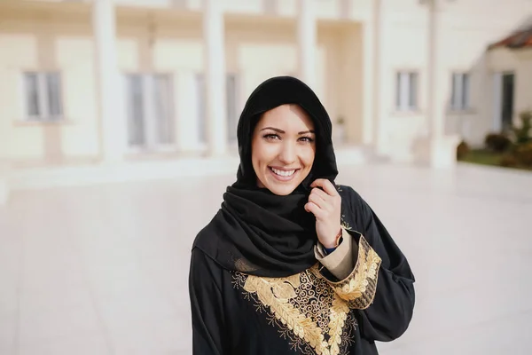 Hermosa Mujer Musulmana Sonriente Posando Frente Hermosa Casa — Foto de Stock