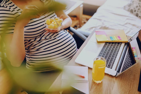 Unga Gravida Frilansare Äta Frukt Och Sitter Hemma Kontor Skriv — Stockfoto