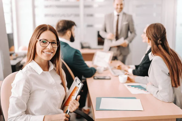 Mooie Zakenvrouw Formele Slijtage Brillen Glimlachend Zittend Vergadering Bestuursroom Veel — Stockfoto