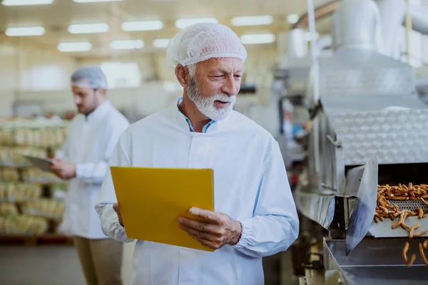 Kaukasische Senior Volwassen Kwaliteit Controller Holding Map Met Documenten Controle — Stockfoto