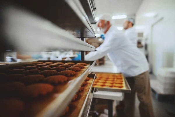 Dois Trabalhadores Fábrica Alimentos Uniformes Estéreis Embalando Biscoitos Caixas — Fotografia de Stock