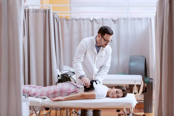 Médico Usando Dispositivo Para Fisioterapia Nas Costas Dos Pacientes — Fotografia de Stock