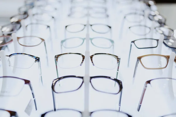 Afbeelding Van Veel Verschillende Brillen Rack — Stockfoto