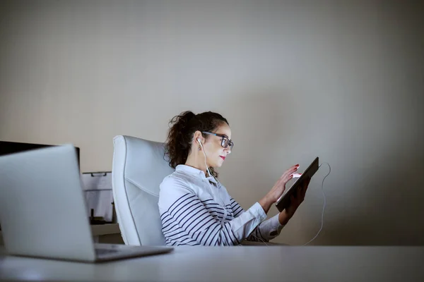 Kıvırcık Saçlı Kuyruğu Gözlüklü Ofiste Oturan Tablet Üzerinden Görüntülü Görüşme — Stok fotoğraf