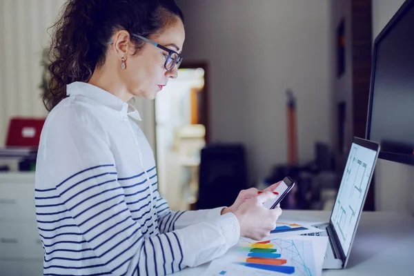 Vue Latérale Une Femme Affaires Caucasienne Travaillant Dur Sur Analyse — Photo