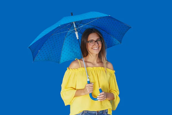 Mooie Lachende Kaukasische Tiener Meisje Gele Blouse Poseren Met Blauwe — Stockfoto