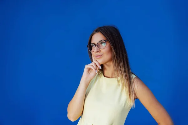 Porträt Der Schönen Nachdenklichen Kaukasischen Teenagerin Gelbem Kleid Vor Blauem — Stockfoto