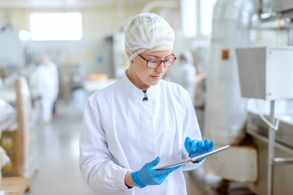 Supervisor Sterile Uniform Eyeglasses Using Tablet Controlling Workflow Food Factory — Stock Photo, Image