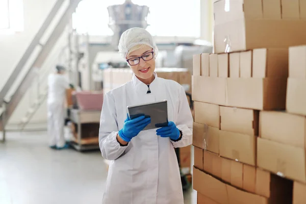 Empleado Rubio Caucásico Uniforme Estéril Pie Tratando Con Logística Productos —  Fotos de Stock