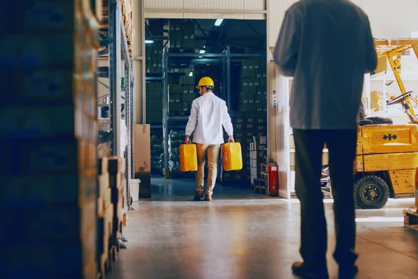 Young Caucasian Employee Dressed White Uniform Protective Helmet Head Relocating — Stock Photo, Image