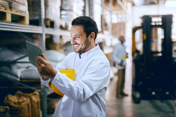 Giovane Operaio Azzurro Caucasico Sorridente Uniforme Bianca Con Casco Sotto — Foto Stock