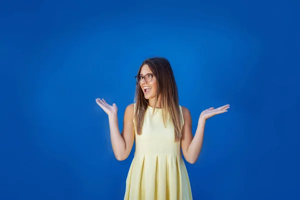 Menina Adolescente Sorridente Vestido Amarelo Claro Posando Frente Fundo Azul — Fotografia de Stock