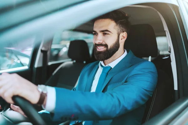 Jeune Homme Affaires Caucasien Attrayant Prospère Costume Bleu Conduisant Voiture — Photo