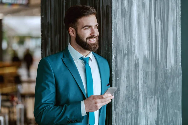 Giovane Allegro Ambizioso Uomo Affari Caucasico Vestito Abito Blu Appoggiato — Foto Stock