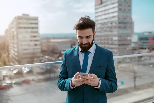 Joven Sonriente Exitoso Hombre Negocios Caucásico Barbudo Ropa Formal Pie —  Fotos de Stock