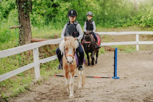 Children Helmets Protective Vests Riding Pony Horses Sunny Day Ranch — Stock Photo, Image