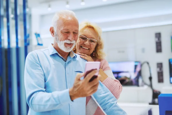 Teknoloji Mağazasında Duran Yeni Akıllı Telefon Seçimi Sevimli Gülümseyen Yaşlı — Stok fotoğraf