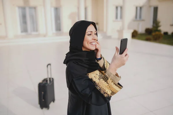 Portret Pięknej Muzułmańskiej Kobiety Tradycyjnym Zużyciu Pomocą Inteligentnego Telefonu Dzwoniąc — Zdjęcie stockowe