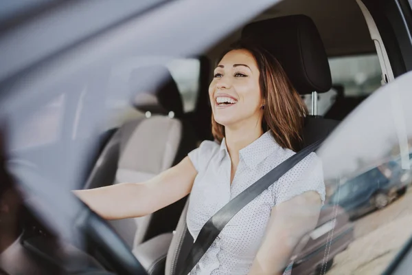Prachtige Glimlachende Kaukasische Brunette Rijden Haar Auto — Stockfoto