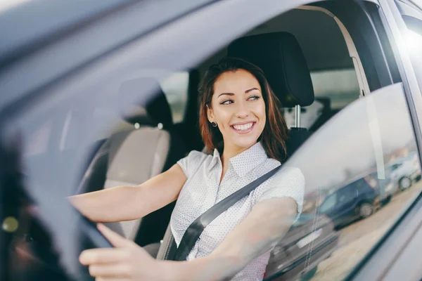 Linda Morena Branca Sorridente Dirigindo Seu Carro — Fotografia de Stock