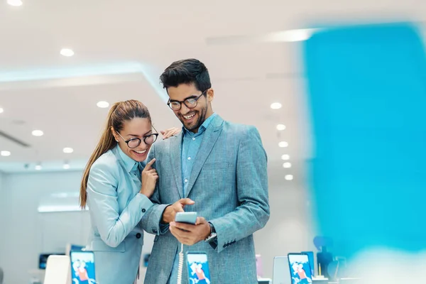 Linda Pareja Multicultural Vestido Elegante Elegir Nuevo Teléfono Inteligente Tienda — Foto de Stock