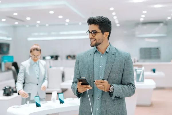 Sonriente Hombre Barbudo Raza Mixta Vestido Con Ropa Formal Probando — Foto de Stock