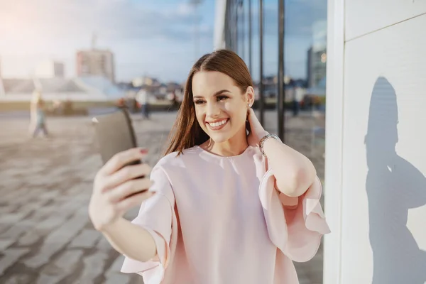 Wspaniała Uśmiechnięta Kaukaski Brunetka Ubrana Elegancka Stoi Zewnątrz Biorąc Selfie — Zdjęcie stockowe