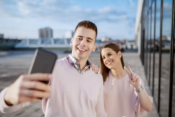 かわいい陽気な白人のカップルが屋外に立って 自分撮りを取る — ストック写真