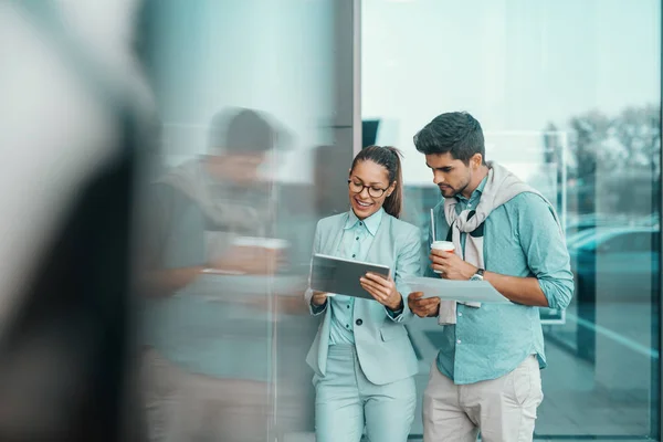 Compañeros Alegres Vestidos Con Ropa Formal Mirando Tableta Mientras Están — Foto de Stock