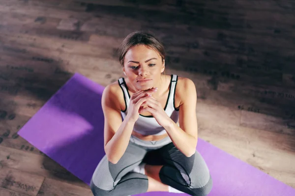 Vista Superior Joven Morena Caucásica Ropa Deportiva Sentada Esterilla Gimnasio — Foto de Stock