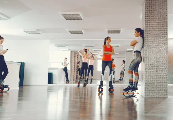 Spor Kadınların Küçük Bir Grup Kendi Fitness Sınıfına Başlamak Için — Stok fotoğraf