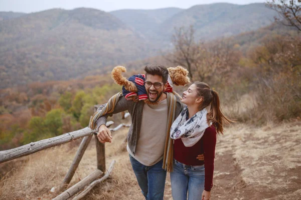 Linda Pareja Multicultural Vestida Casual Abrazando Dando Paseo Naturaleza Con — Foto de Stock