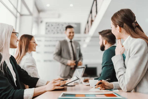 Bello Dipendente Caucasico Piedi Sala Riunioni Parlando Nuovo Progetto Suoi — Foto Stock