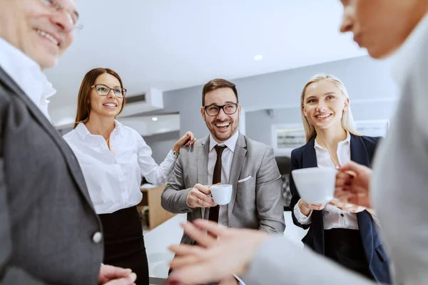 Grupp Leende Glada Kollegor Sittande Och Stående Arbetsplatsen Chatta Och — Stockfoto